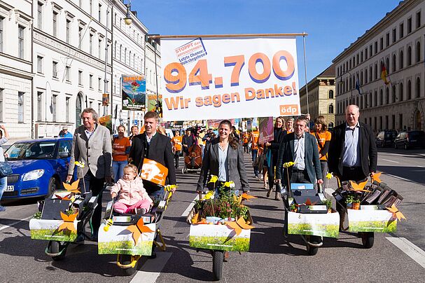 Übergabe der Unterschriften Foto: ÖDP